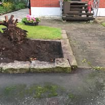 Schaktning och rörarbete vid husfasad