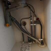 Rörinstallation under diskbänk