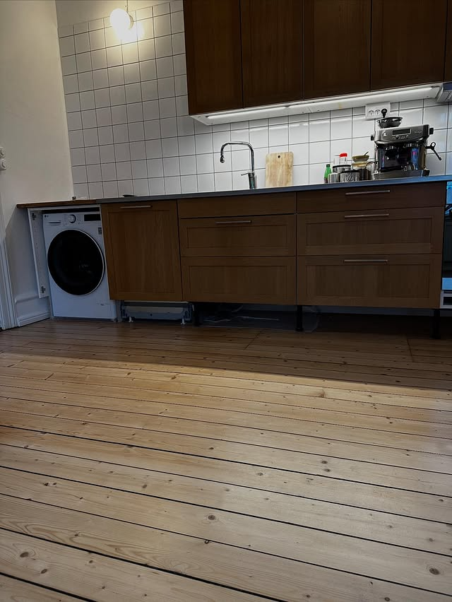 Kök efter installationsarbete med diskho och bänkskiva