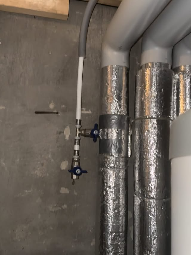 Rörinstallation i källare med folieisolering