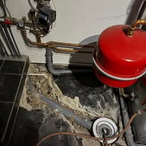 Pannrum med rörinstallation och kopparrör