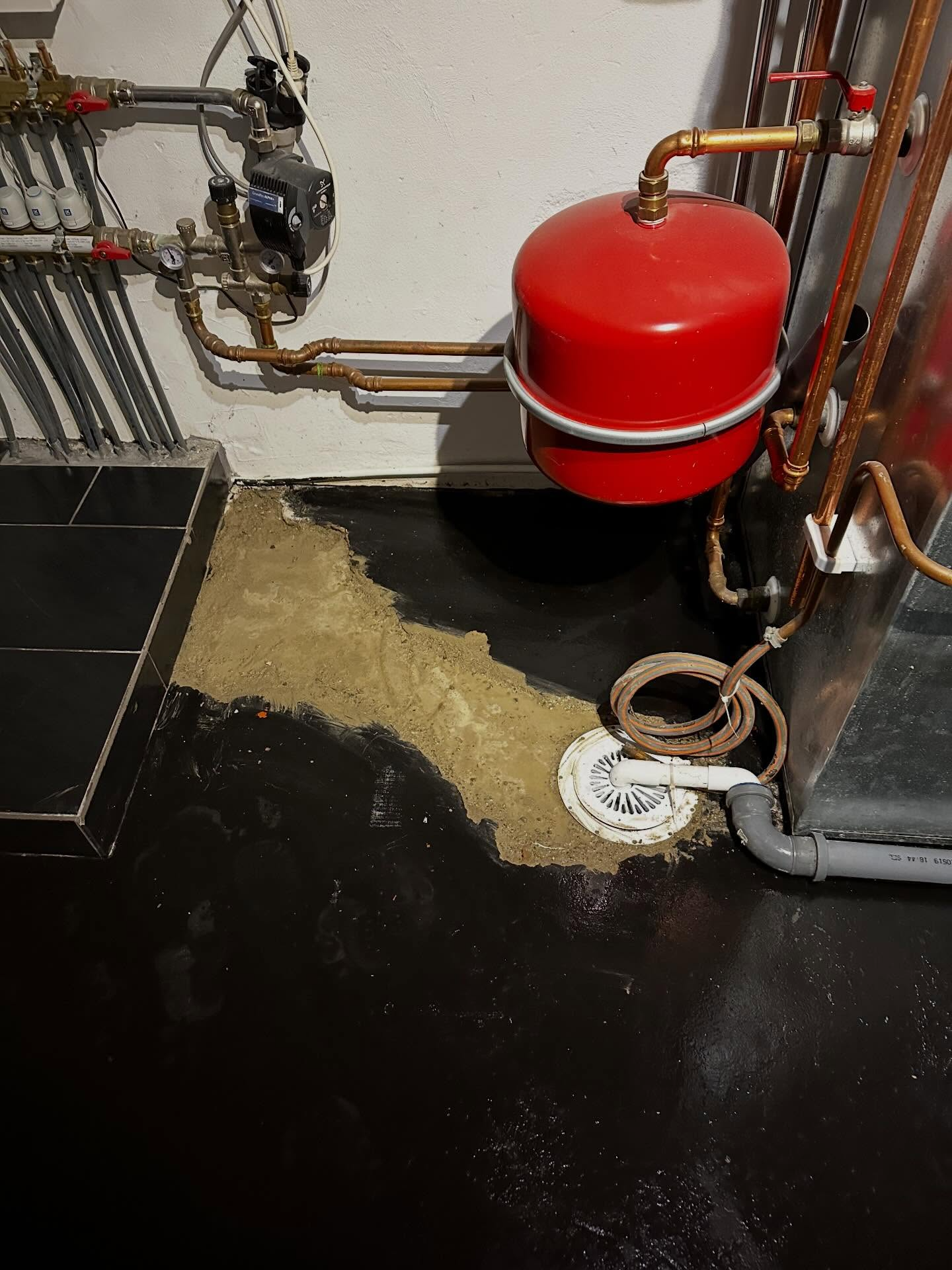 Pannrum med expansionskärl och kopparrör