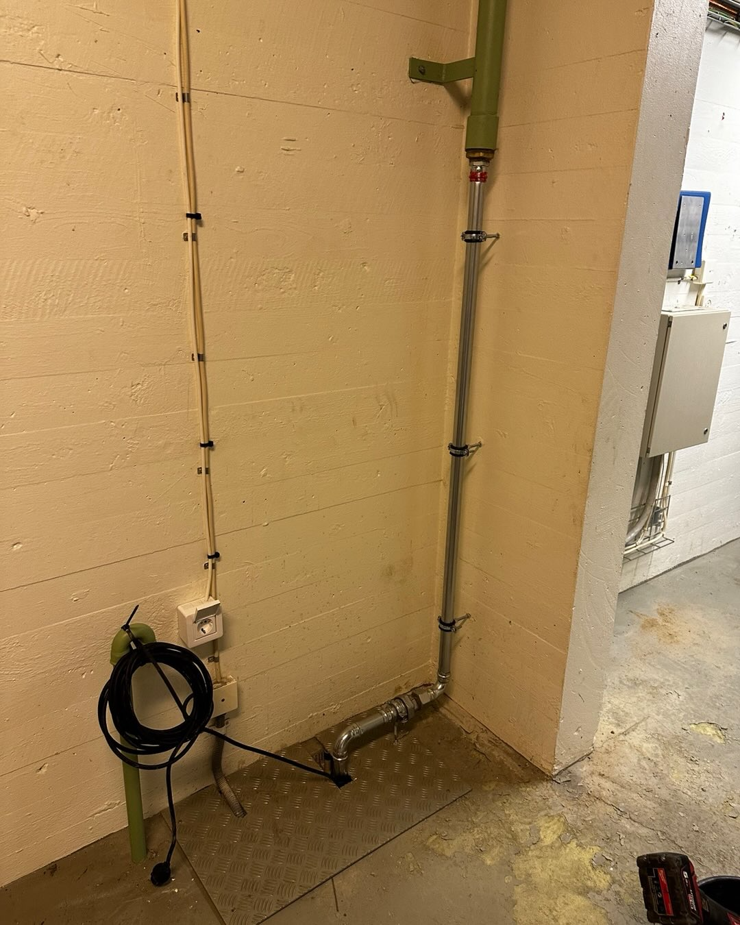 Rörinstallation med avloppsrör i teknikrum